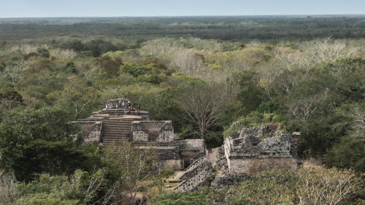 el lapso de tiempo de los camiones extremos empujó a las ruinas mayas de ek balam en yucatán, méxico, cerca de valladolid.