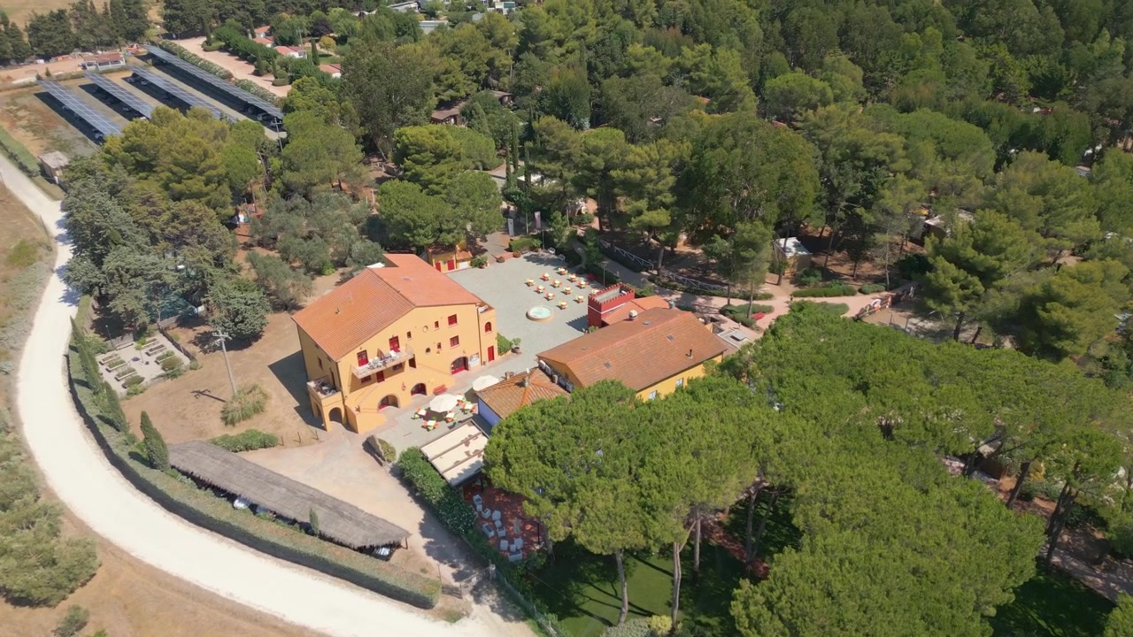 Vista aerea dell'hotel e villaggio turistico Camping Le Capanne in Toscana