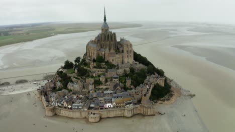 Drohne-Top-Angel-Filmische-Aufnahme-Eines-Wunderschönen-Schlosses-In-Frankreich