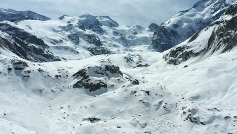 Vuelo-Ascendente-Vituperando-El-Hielo-Helado-Del-Glaciar-Morteratsch