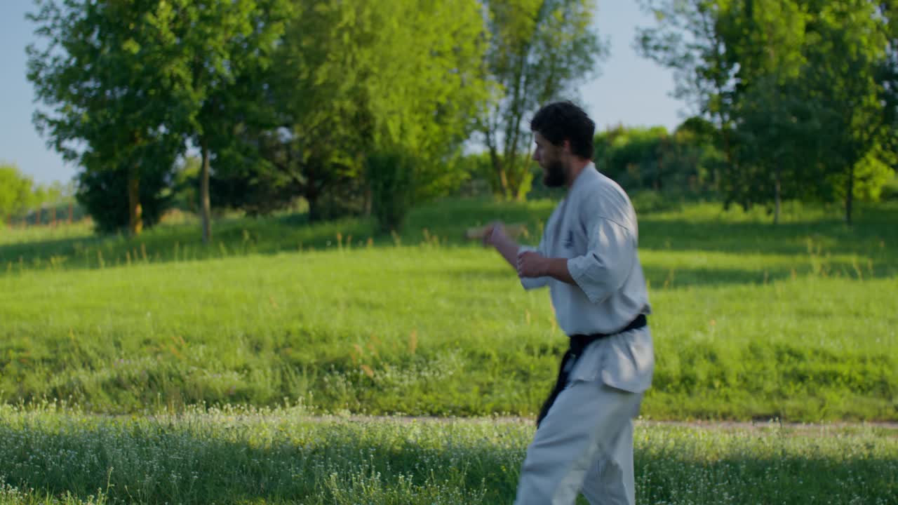 Allenamento di karate nella natura