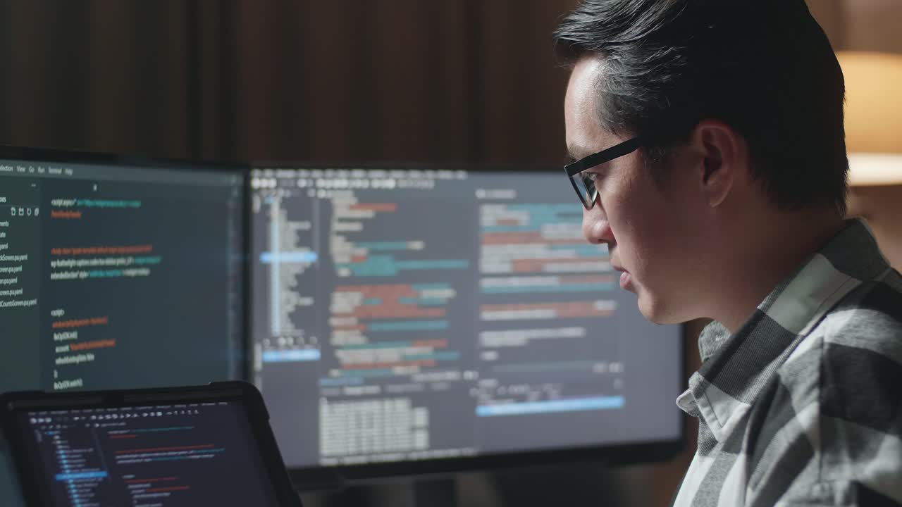 programador trabajando hasta tarde en la noche en casa