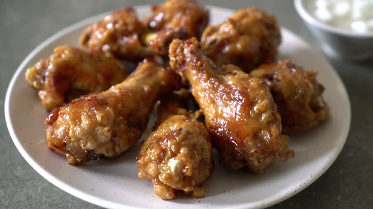 한국식 소스를 곁들인 프라이드 치킨