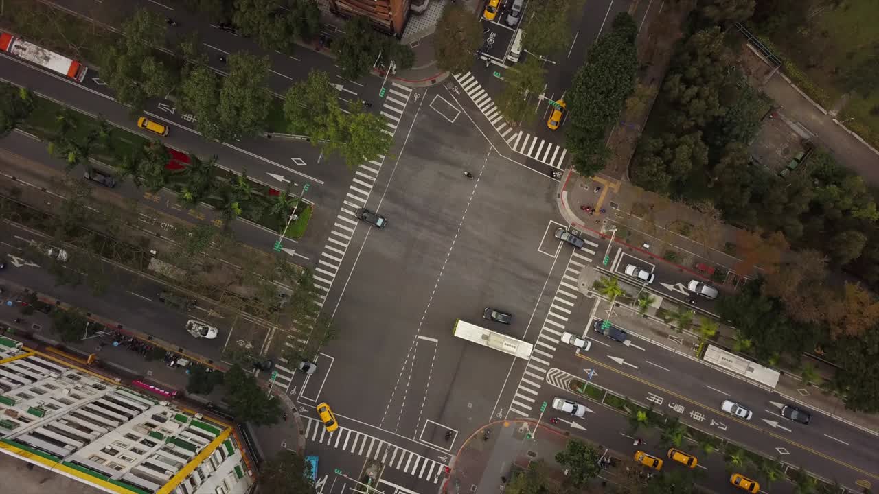 대만 타이베이 시내 중심의 지붕, 교통 거리, 교차로, 공중 내려다보기 4k