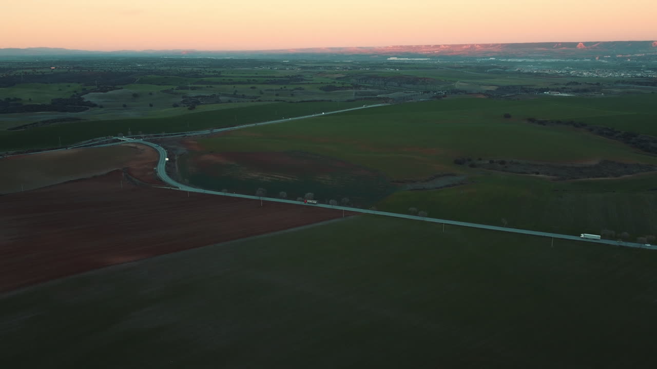 carretera panorámica y campos al amanecer o al atardecer