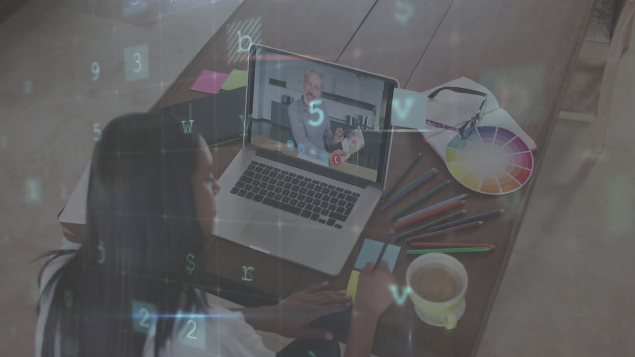 procesamiento de datos de seguridad cibernética contra una mujer que tiene una videollamada en una computadora portátil en la oficina