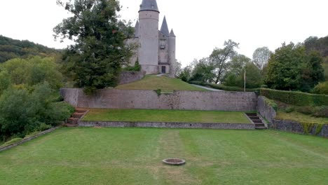 elevándose en el cielo sobre el fantástico castillo medieval de veves