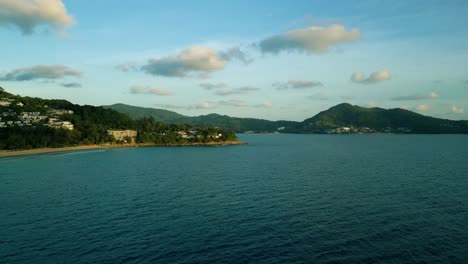 4K-Filmische-Naturluftaufnahmen-Einer-Drohne,-Die-Während-Des-Sonnenuntergangs-über-Den-Wunderschönen-Strand-Von-Surin-In-Phuket,-Thailand,-Fliegt