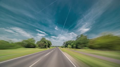 un avance rápido en una carretera rural de dos carriles en alemania, a través de la campiña pastoral