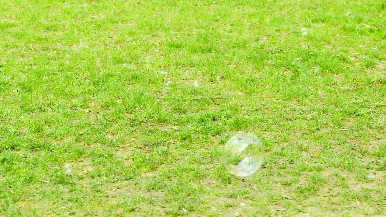 공중에 떠다니며 터지는 비누 거품