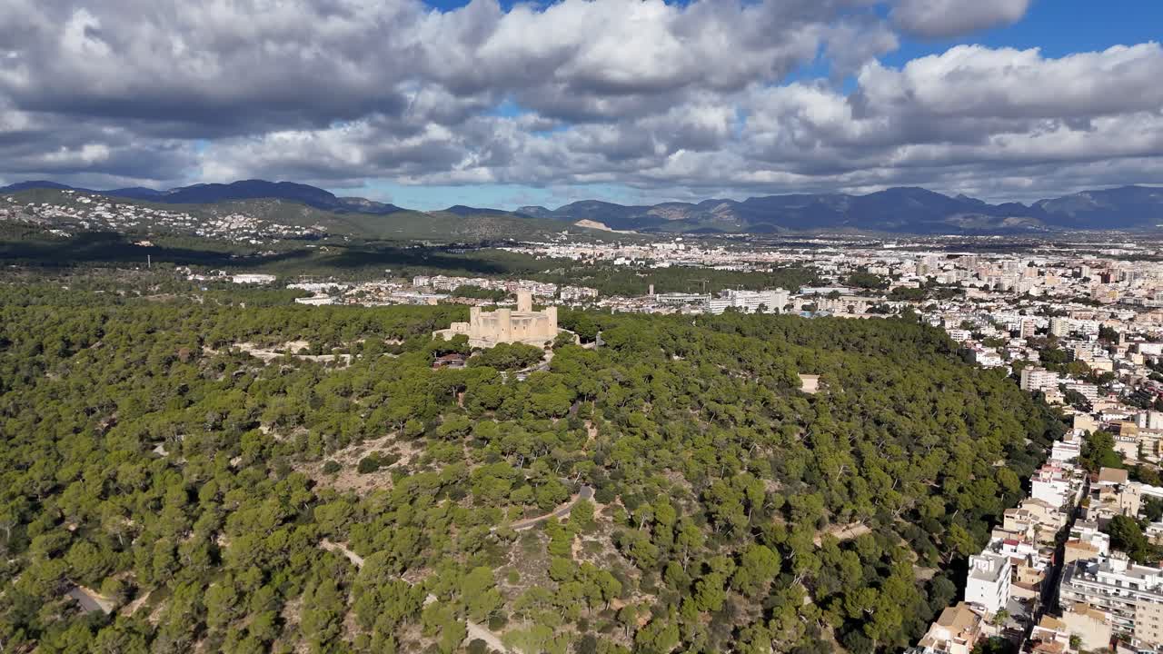 Ampia veduta aerea che mostra Castel de Bellver su una collina e il paesaggio urbano di Palma sullo sfondo, Maiorca