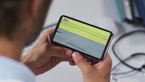Zusammenstellung-Eines-Männlichen-Arztes,-Der-Auf-Dem-Smartphone-Ein-Leichtathletik-Laufereignis-Beobachtet