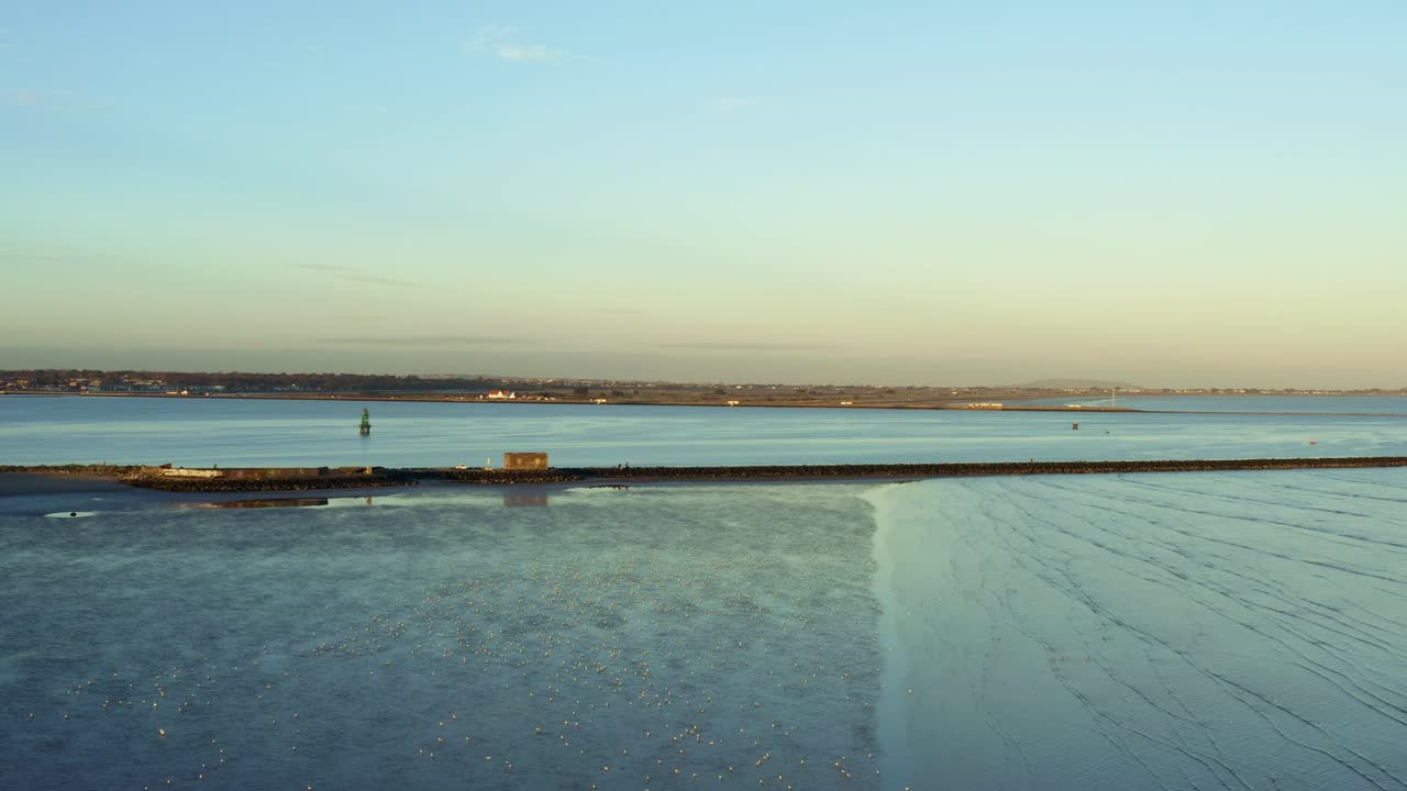Vista a volo d'uccello sulla bassa marea al muraglione di Dublino, Irlanda, al tramonto.