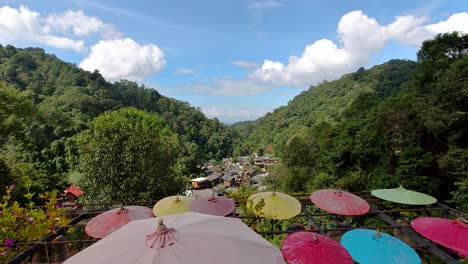 Hermosa-Tarde-Tranquila-Con-Sombrillas-Vibrantes-En-Lo-Alto-Del-Mirador-En-La-Naturaleza