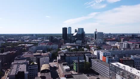 rascacielos de la ciudad de tallin, vista aérea de drones