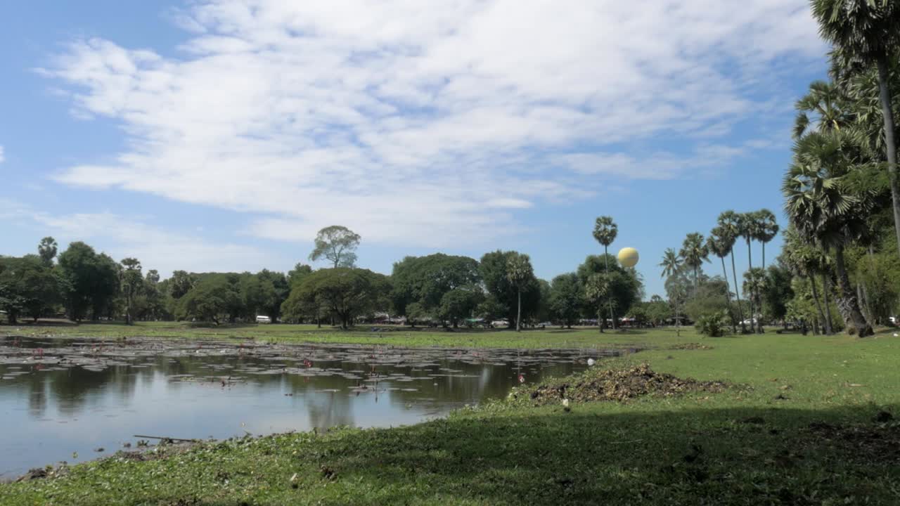lapso de tiempo de un globo en una calle muy transitada en camboya