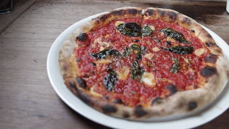 Pizza-Marinara-Cocida-En-Un-Plato-Dentro-De-La-Pizzería-Bianco-En-Phoenix,-Arizona,-Con-Vídeo-Panorámico-De-Izquierda-A-Derecha