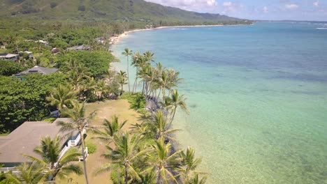 Te-Atrae-Una-Playa-Tropical-De-Arena-De-Piedra-En-Hawai,-Donde-El-Mar-Deslumbra-En-Tonos-Turquesa.