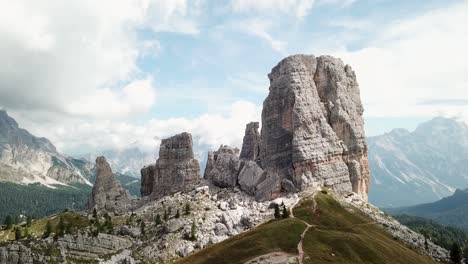 Atemberaubende-Aussicht-Auf-Die-Klippen-Von-Cinque-Torri