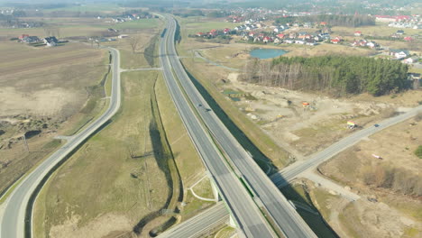 Toma-Aérea-Del-Tráfico-De-Automóviles-Y-Vehículos-En-La-Autopista-De-La-Ciudad-De-Gdynia,-Suecia.