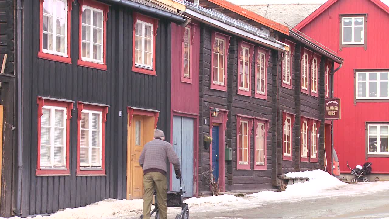 edificios de madera bordean las calles de la antigua ciudad minera histórica de roros en noruega 1