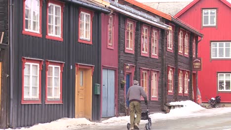 holzgebäude säumen die straßen der alten historischen bergbaustadt roros in norwegen 1