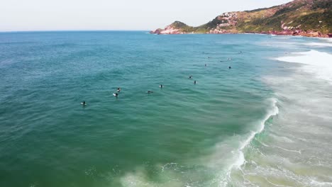 衝浪者在海上, 在波浪後面, 在佛洛里帕海岸, 巴西