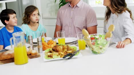 familia comiendo juntos una comida saludable en casa