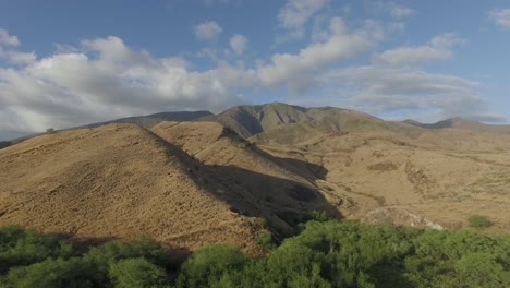 Montañas-De-Maui-Estableciendo-Desplazamiento-Lateral-De-Disparo-De-Dron-4k