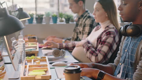 personas de negocios programadores que usan computadoras desarrollando software de comunicación equipo de ingenieros de soporte de red compartiendo servicio en línea escribir en el lugar de trabajo de la oficina