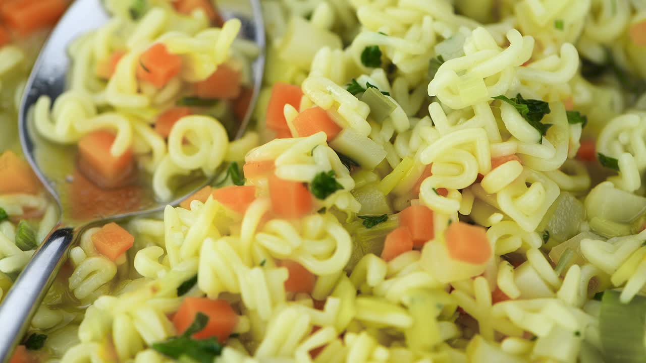 회전하는 접시에 집에서 만든 알파 수프 (무  loopable)