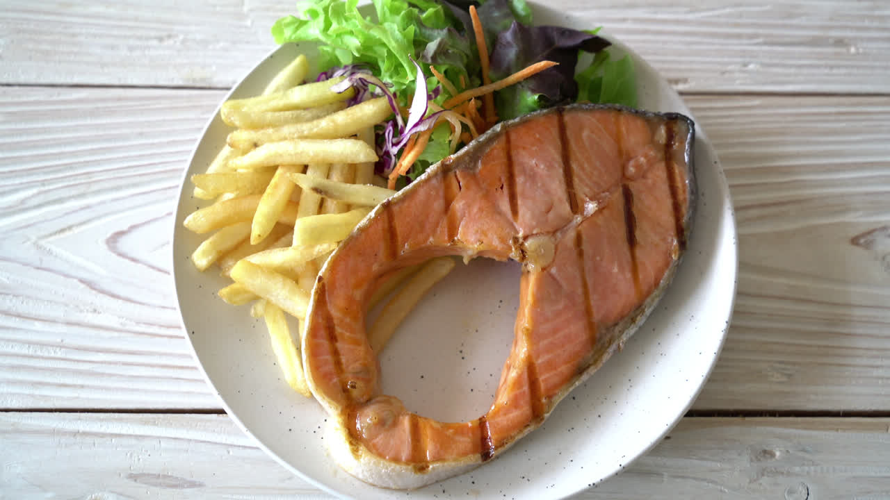 Filete de salmón a la plancha con verduras