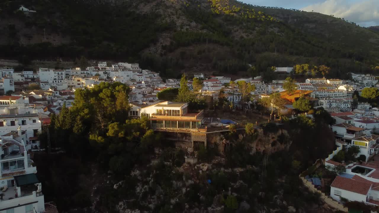 роскошное частное поместье на склоне скалы в городе михас, взгляд с дрона