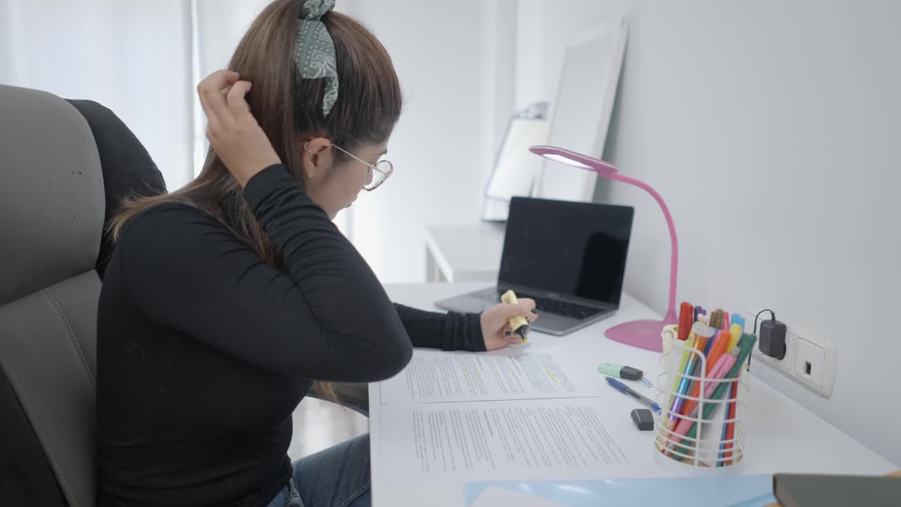 estudiante que estudia en el hogar