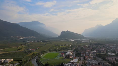 Vista-Aérea-De-Riva-Del-Garda-Durante-Un-Día-Soleado