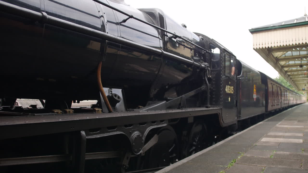 기차역을 떠나는 증기 기관차