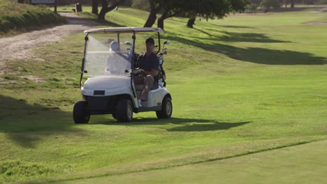 Golfistas-Varones-Caucásicos-En-Un-Carrito-De-Golf