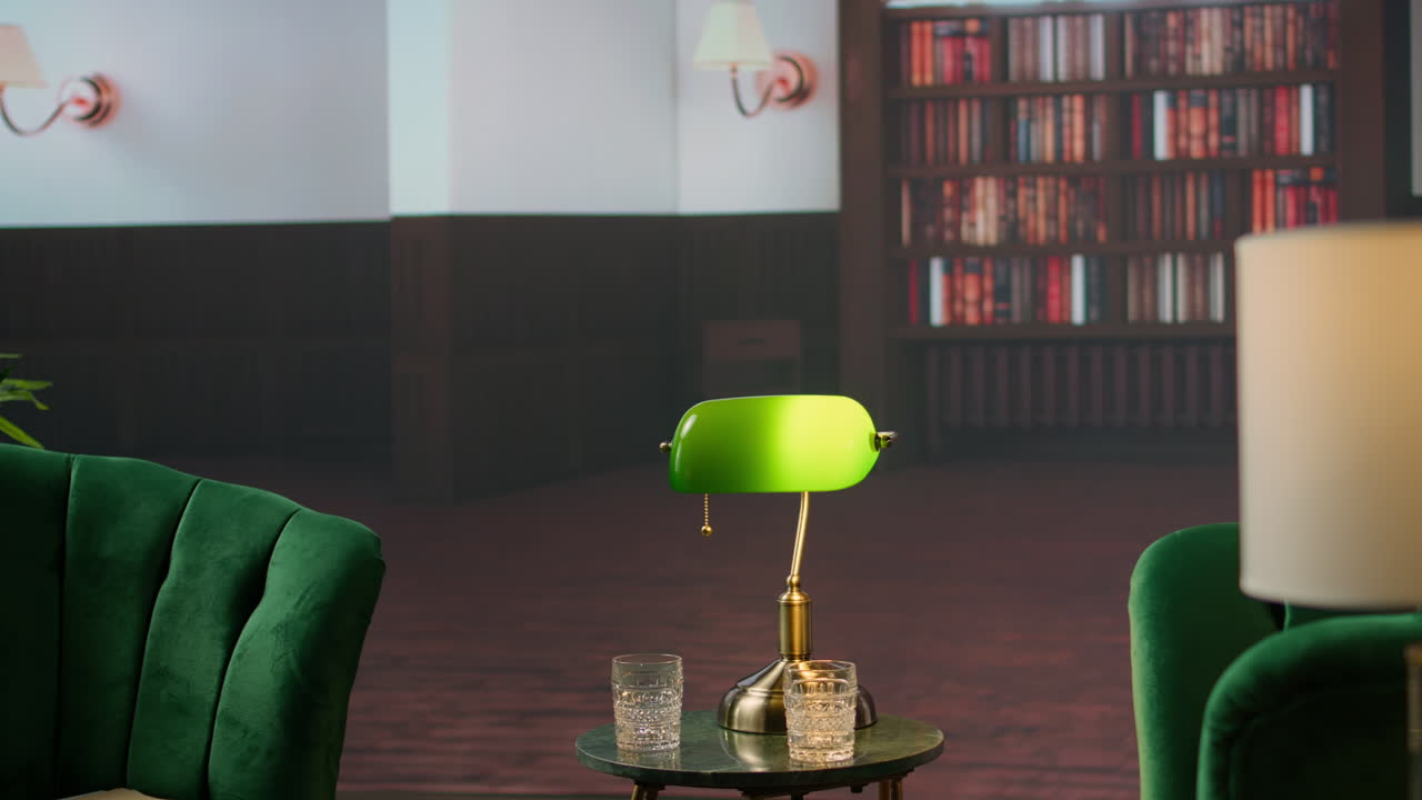 habitación clásica cálida que irradia aristocracia y lujo con sillas verdes