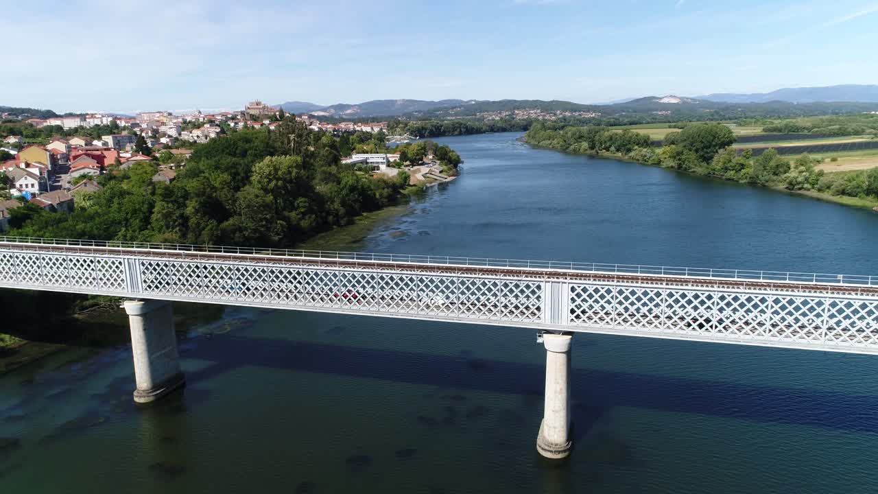 un hermoso valle con un cielo azul de río