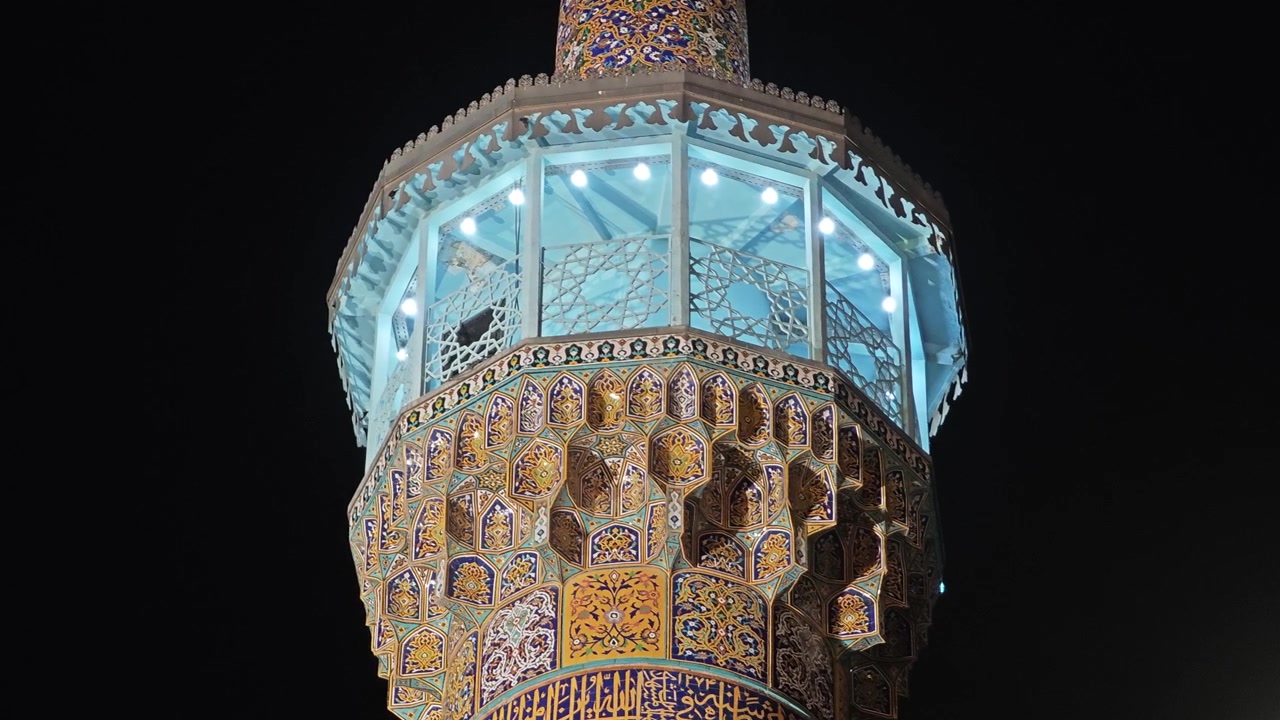 Belyst minaret af en islamisk moské om natten