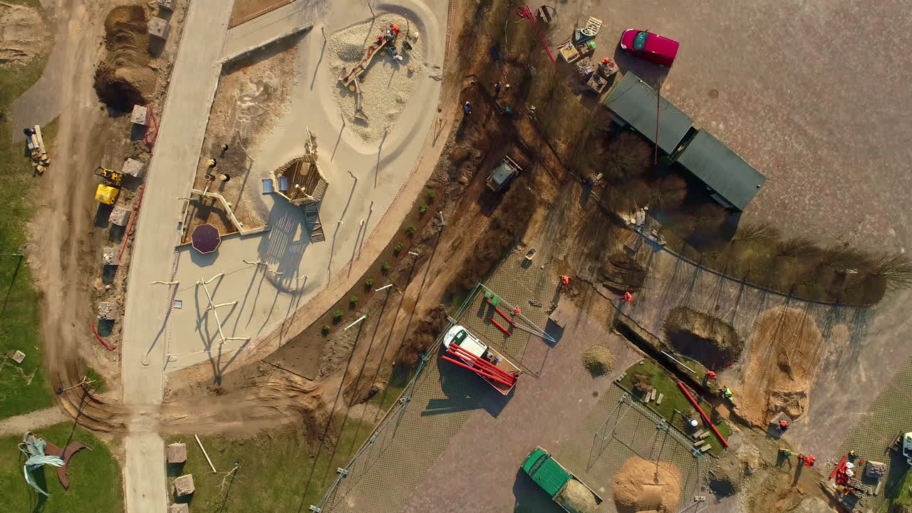 промышленные машины ремонтируют городской парк, вид с верхушки вниз