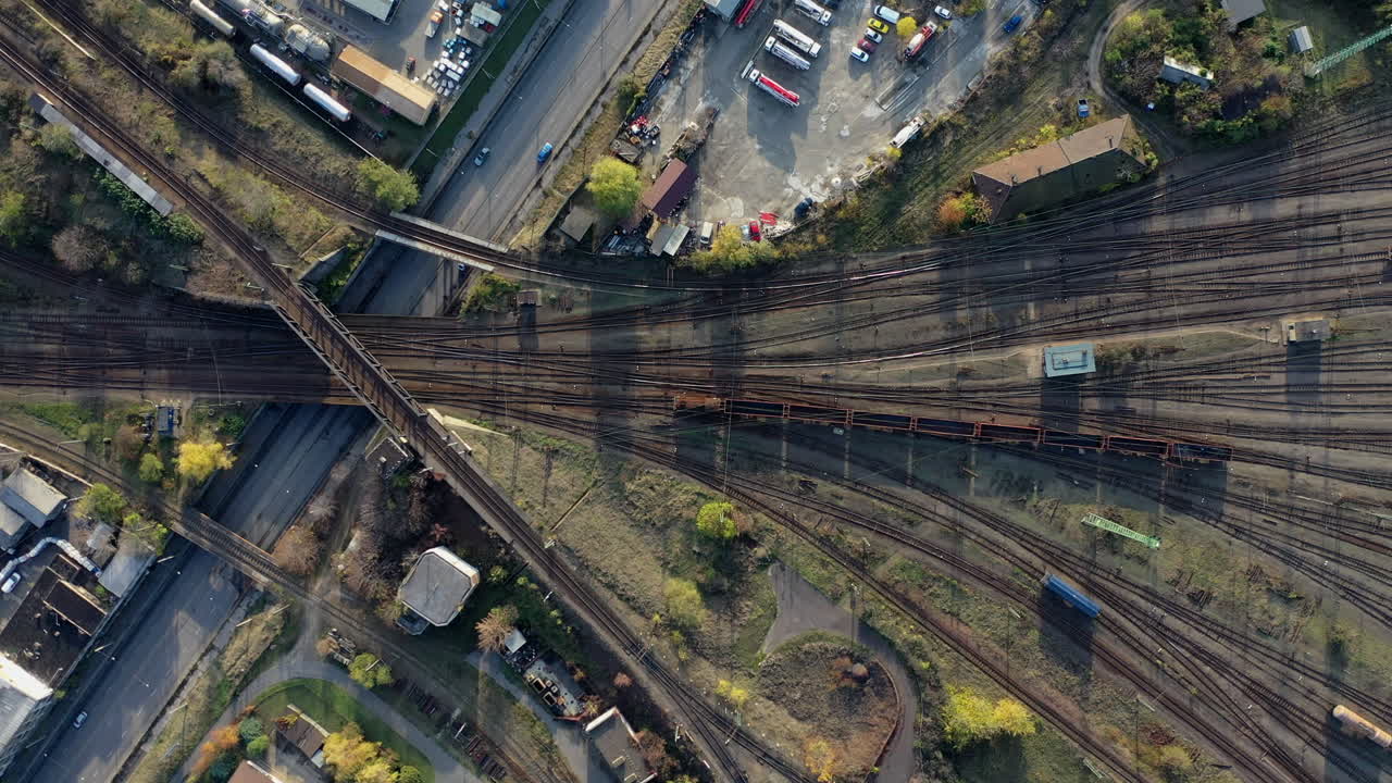 поезд медленно проезжает перекрестки вблизи главного вокзала будапешта, венгрия