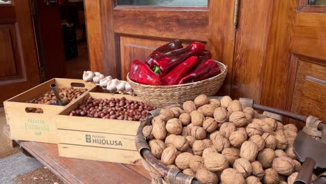 nueces colocadas en una caja en la entrada de una tienda de comestibles