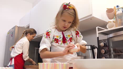 madre e hija horneando pasteles juntos