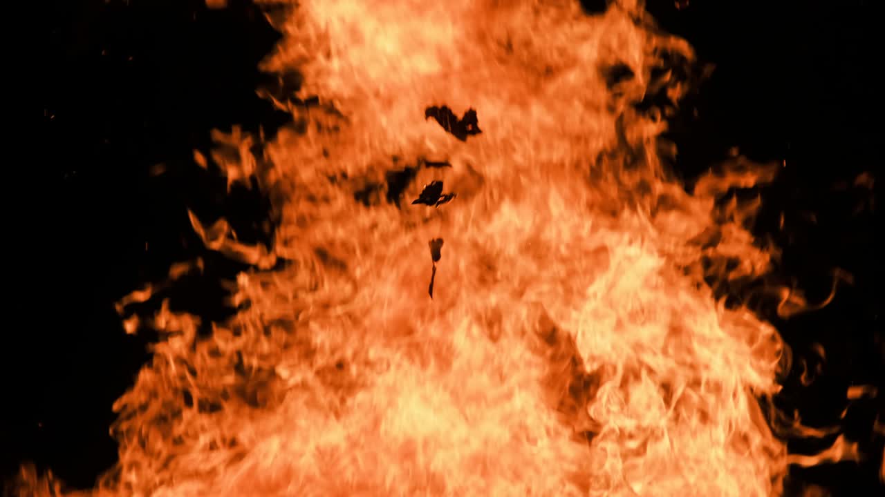 llamas de fuego en un fondo negro, hoguera ardiendo por la noche