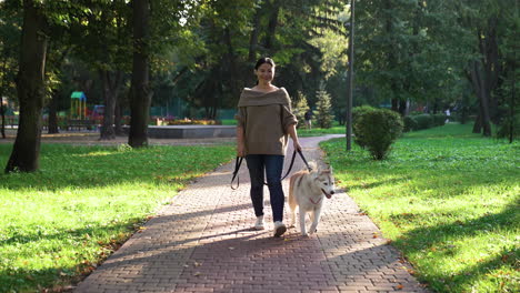 la dueña de la mascota con su perro