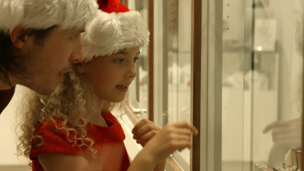 가족과 함께 크리스마스 모자 쇼핑