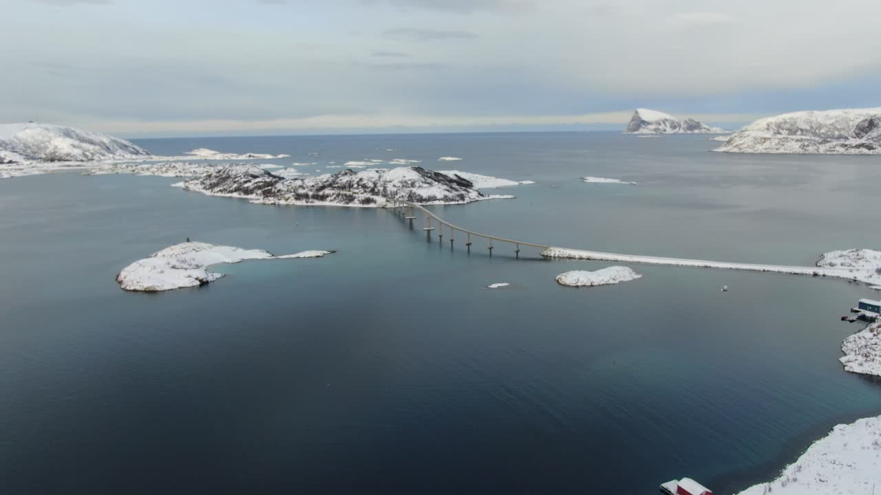 노르웨이 의 바다 에 둘러싸인 큰 다리 를 향해 날아가는 눈  ⁇ 인 섬 들 위 를 날아가는 겨울 에 트롬소 지역 의 드론 전망