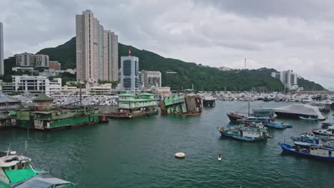 drone volando al bote hundido del restaurante flotante jumbo en el refugio de tifones, aberdeen, hong kong