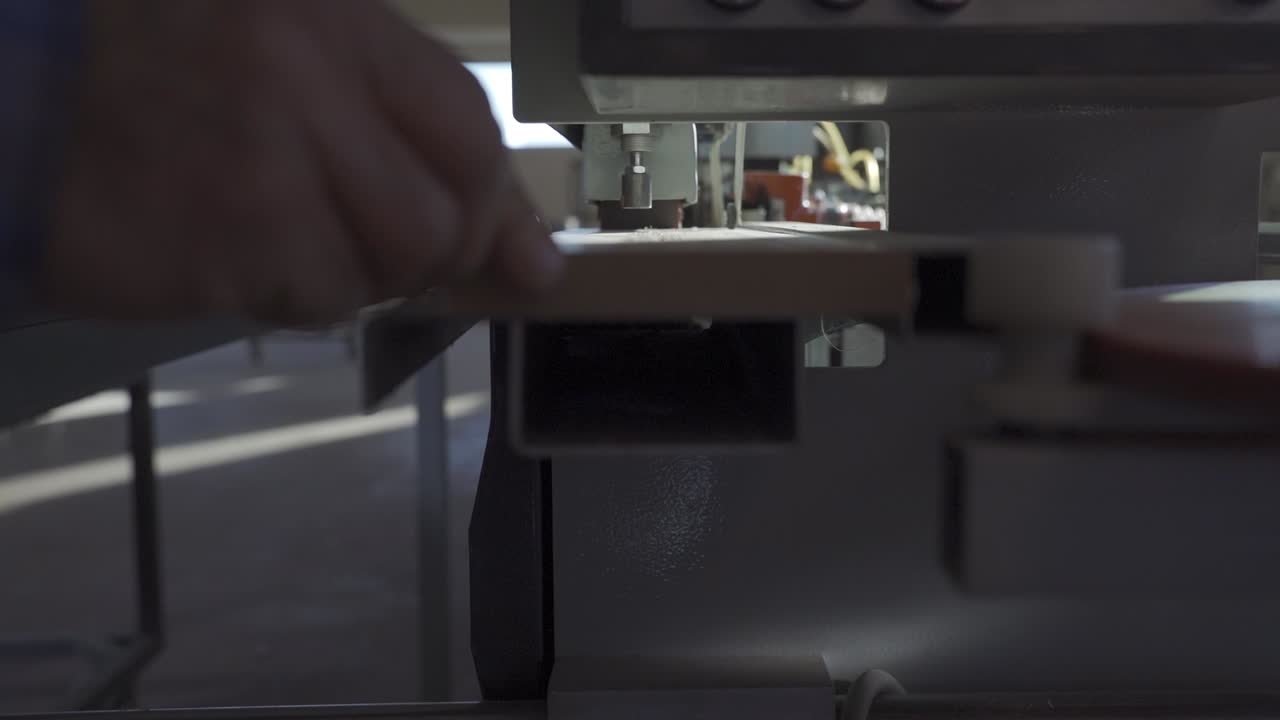 машина для обрезки краев в столярной мастерской.